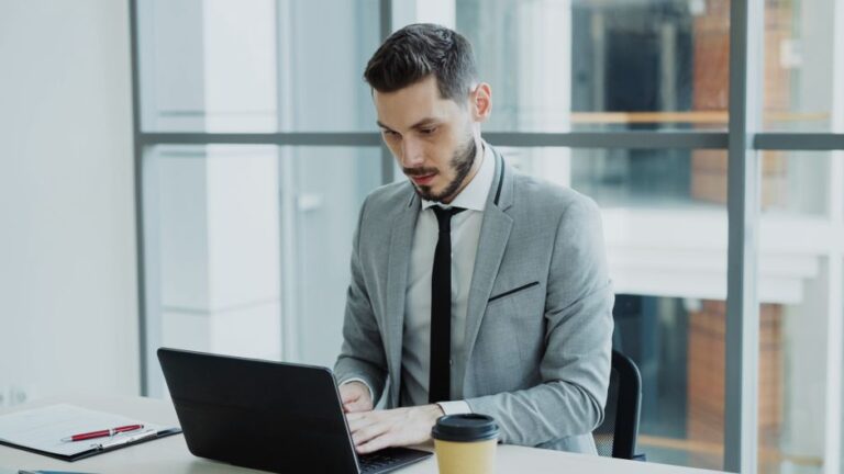 Job search guide: How to Optimize Your LinkedIn Profile to Attract Executive Recruiters